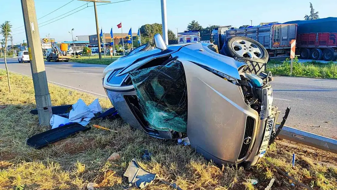 Bandırma'da otomobil elektrik direğine çarptı: 3 yaralı