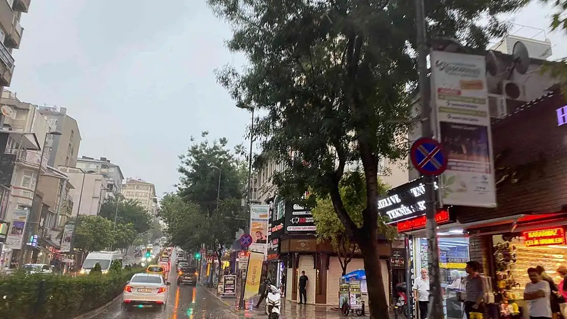 Bandırma'da sağanak yağış etkili oldu