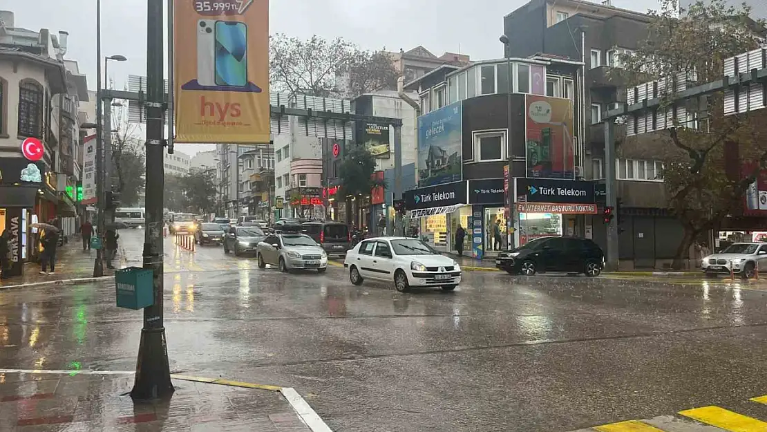 Bandırma'da sağanak yağış hayatı felç etti