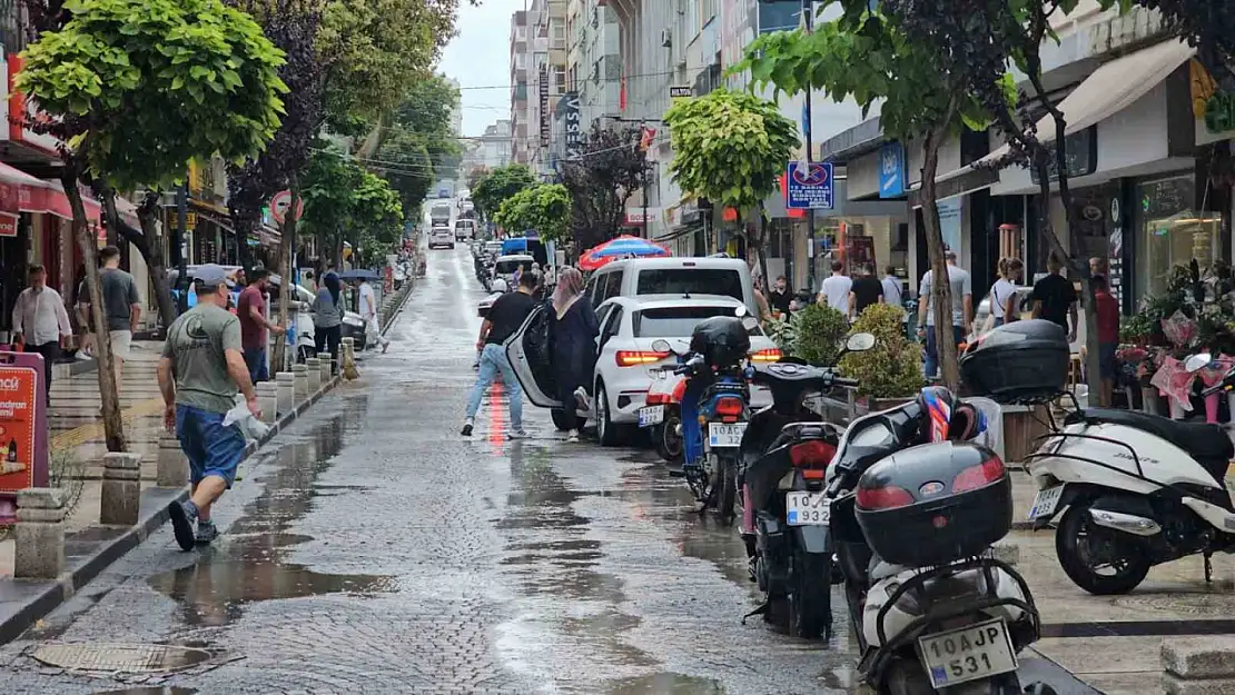 Bandırma'da sağanak yağış serinlik getirdi