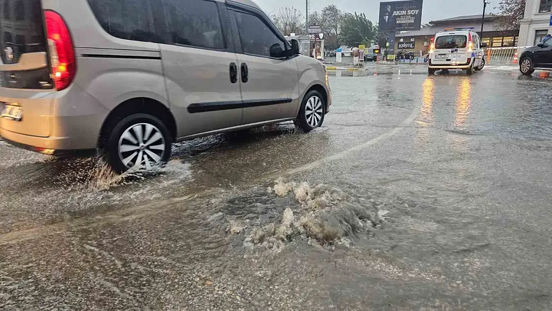 Bandırma'da sağanak yağış yolları göle çevirdi