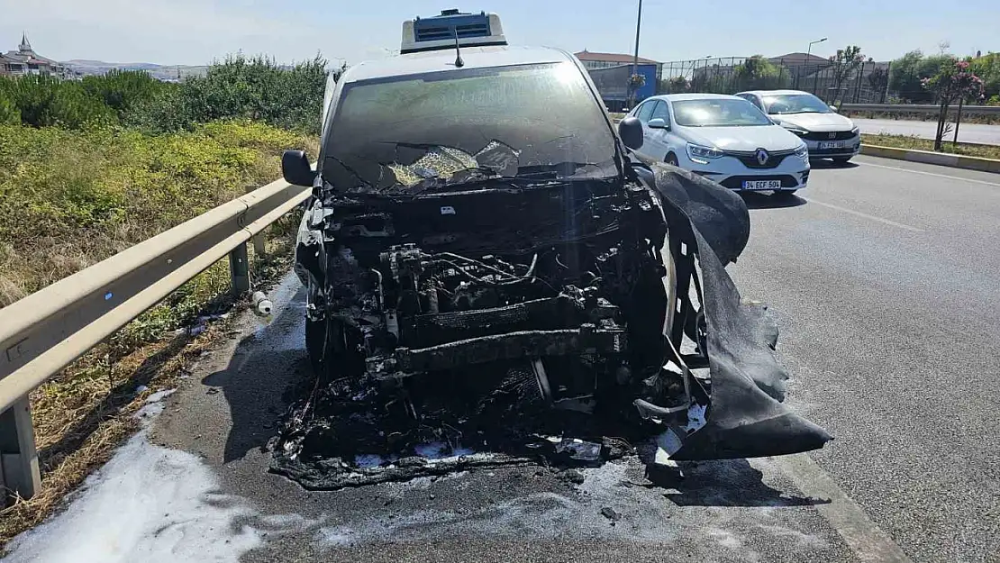 Bandırma'da seyir halindeki araç alev aldı