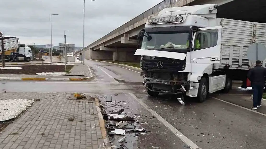 Bandırma'da TIR ile kamyonet çarpıştı: Yol kısa süre trafiğe kapandı
