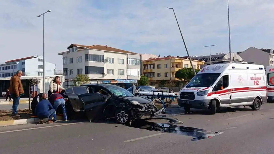 Bandırma'da trafik kazası: 3 yaralı