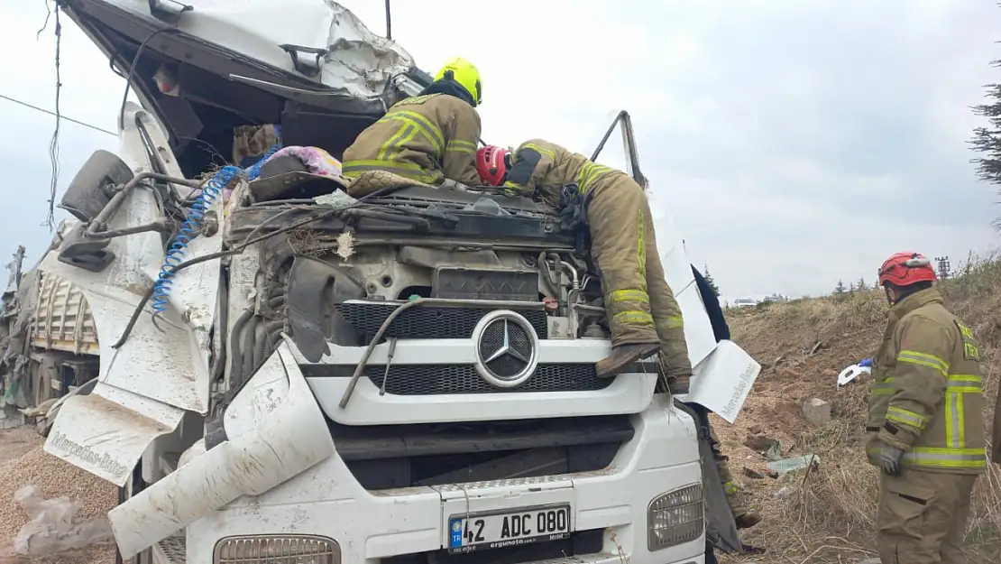 Bandırma'da trafik kazası: Sürücü sıkıştığı yerden kurtarıldı