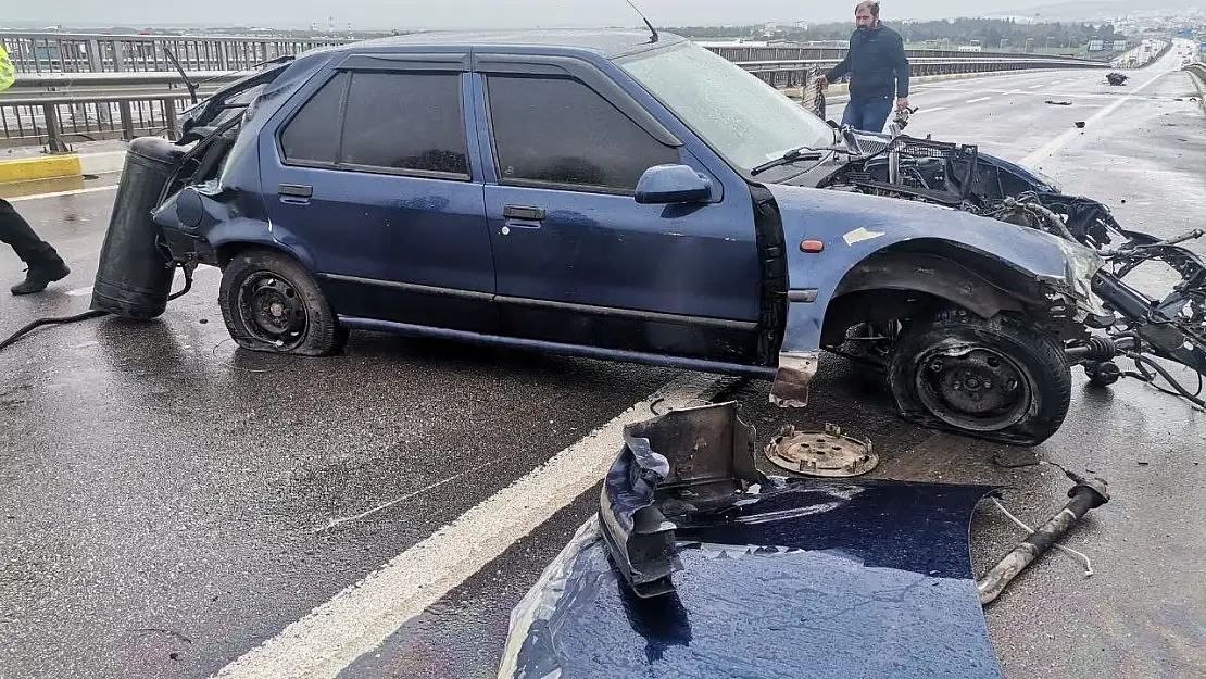 Bandırma'da trafik kazasında aracın motoru 25 metre uçtu