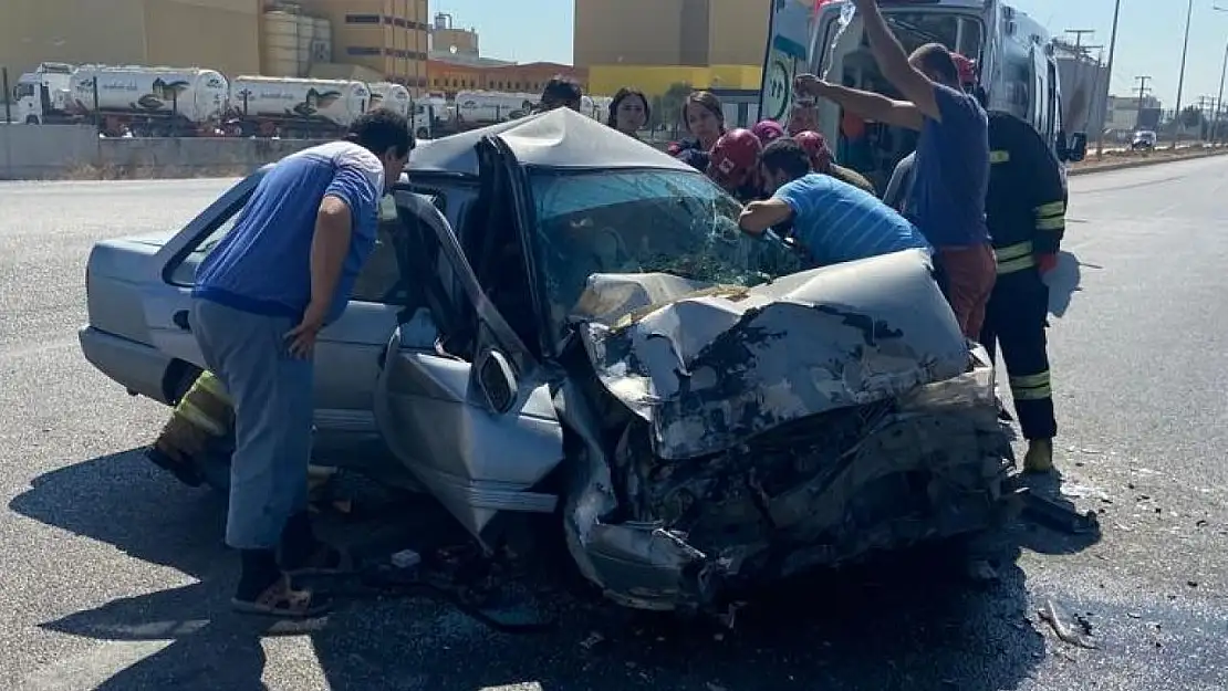 Bandırma'da trafik kazasında araç içerisinde sıkışan sürücü yaralandı