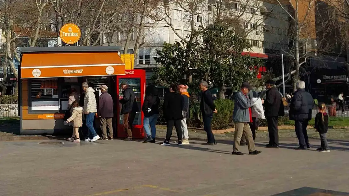 Bandırma'da uygun fiyatlı pide için uzun kuyruklar oluştu