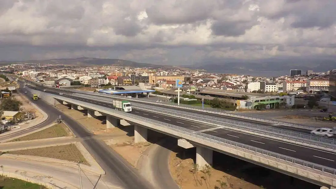 Bandırma'daki üst geçit çift taraflı olarak ulaşıma açıldı