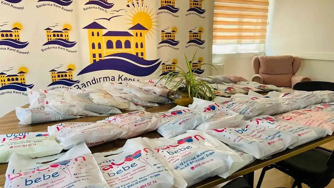 Bandırma Kent Konseyinden çocuklara bayramlık