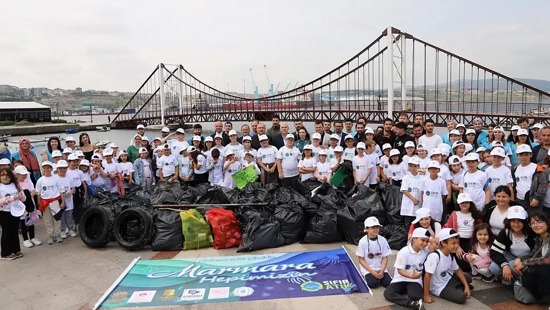 Bandırma sahilinde 1 saatte 780 kilo atık madde toplandı