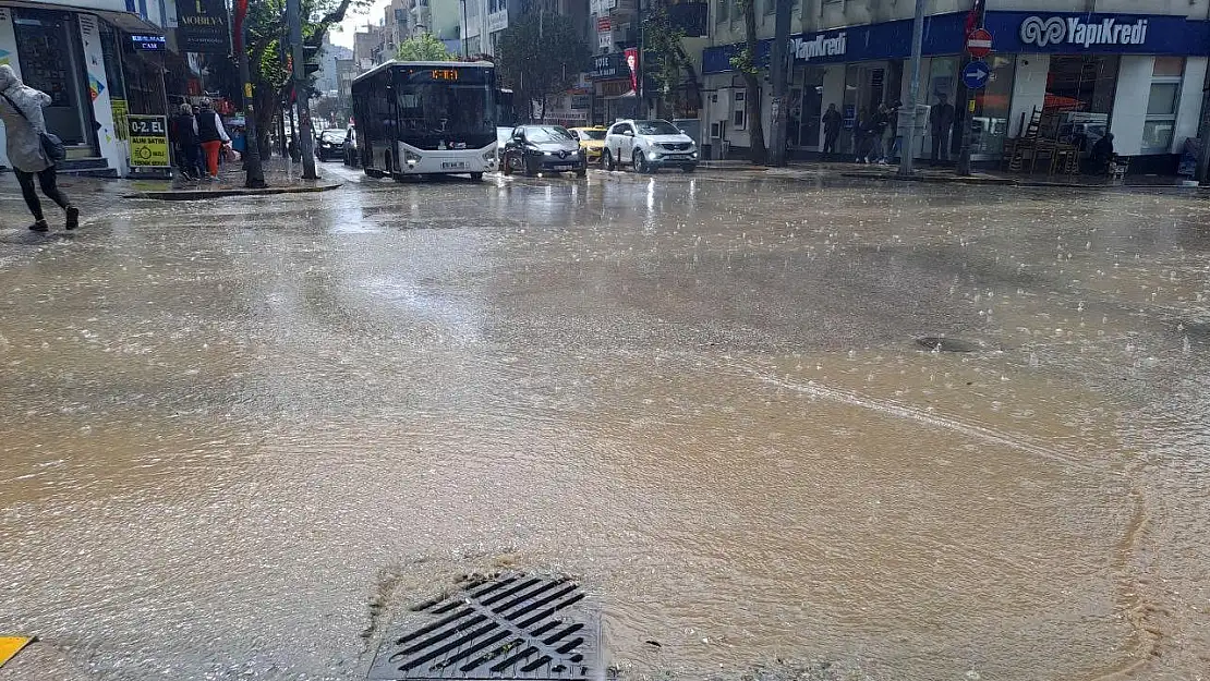 Bandırma yağmura teslim oldu