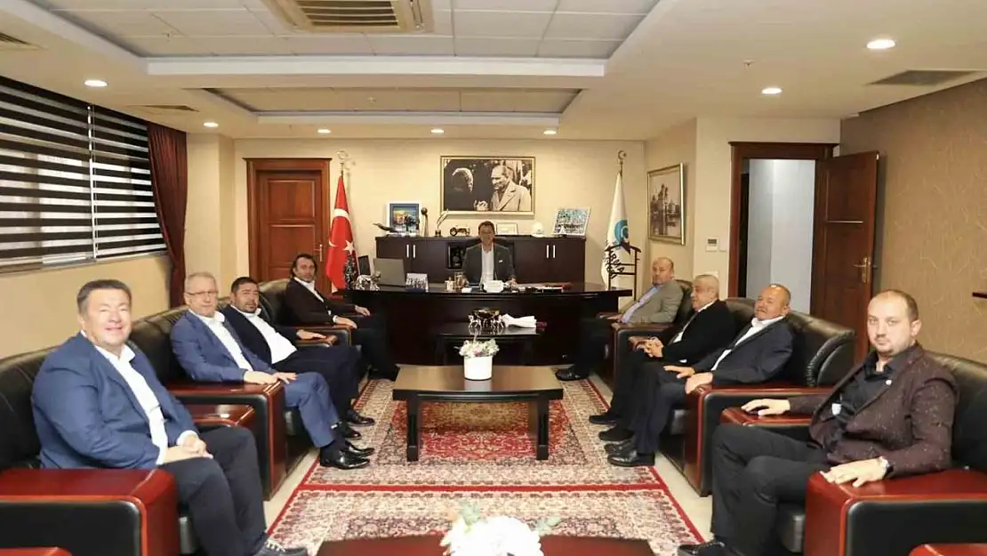 Bandırmaspor yeni yönetimi Belediye Başkanı Tolga Tosun'u ziyaret etti