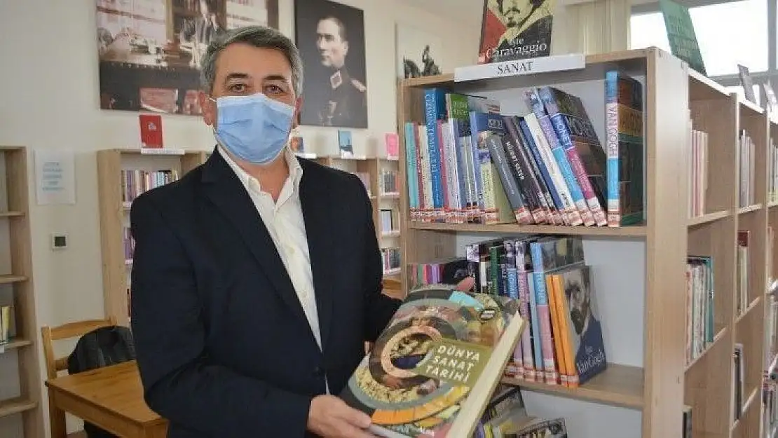 Bankadan kredi çekerek açtığı kütüphaneye 7 bin 500 kitap sığdırdı