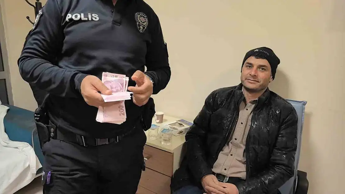 Bankamatikte unutulan parayı polise teslim etti