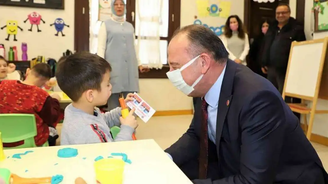 Başkan Akın'dan minik öğrencilere yarıyıl hediyesi