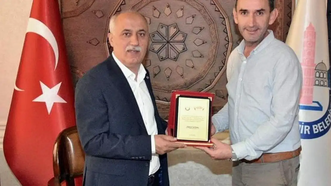 Başkan Aydın'dan İhlas Haber Ajansına plaket
