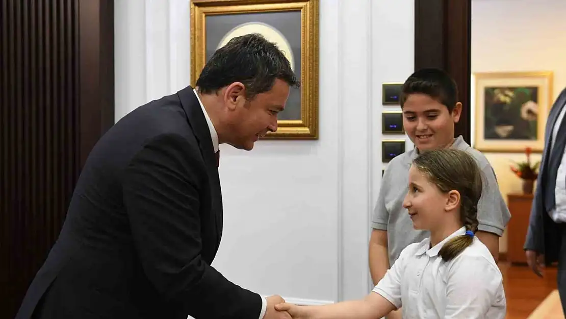 Başkan Aydın koltuğunu çocuklara bıraktı