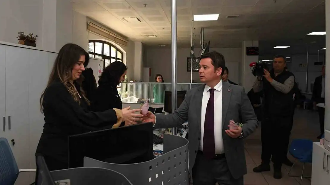Başkan Aydın mesai arkadaşlarının Kadınlar Günü'nü kutladı