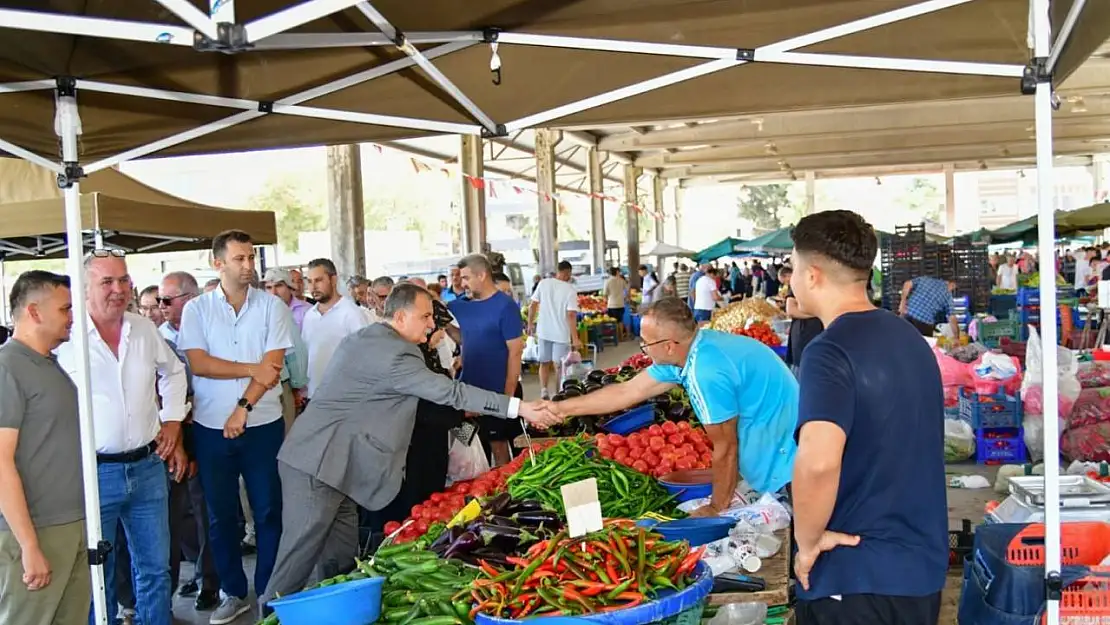 Başkan Balaban Muradiye Pazaryeri'nde esnaf ziyareti yaptı