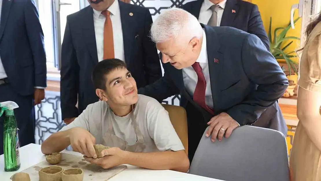 Başkan Bozbey, çocukların ilk ders zili heyecanına ortak oldu