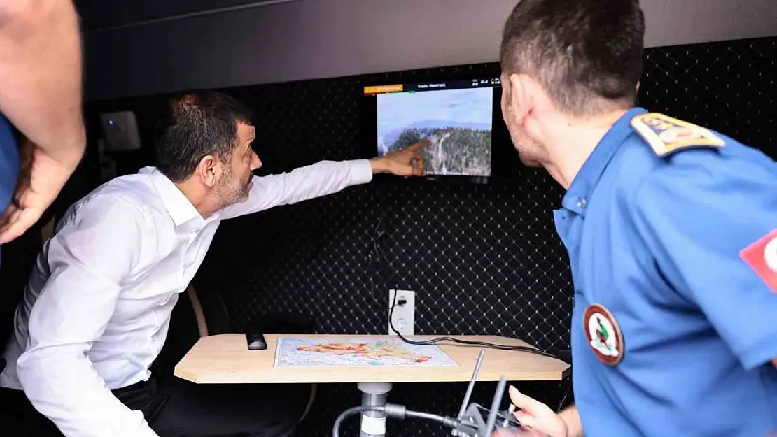 Başkan Çavuşoğlu yangın bölgesinde çalışmaları yerinden yönetiyor