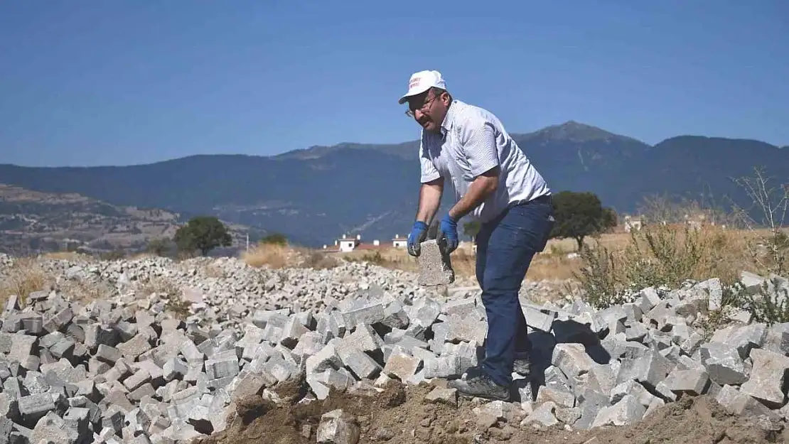 Başkan Doğan, belediye işçileriyle molozların arasından parke taşı ayıkladı