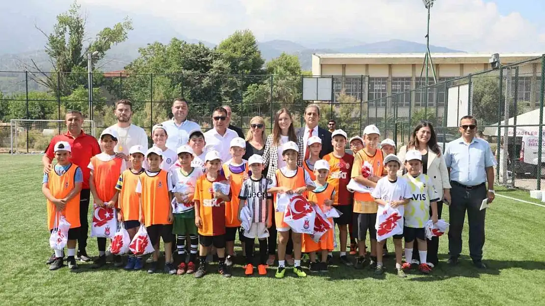 Başkan Durbay yaz futbol kursunda genç yeteneklerle buluştu