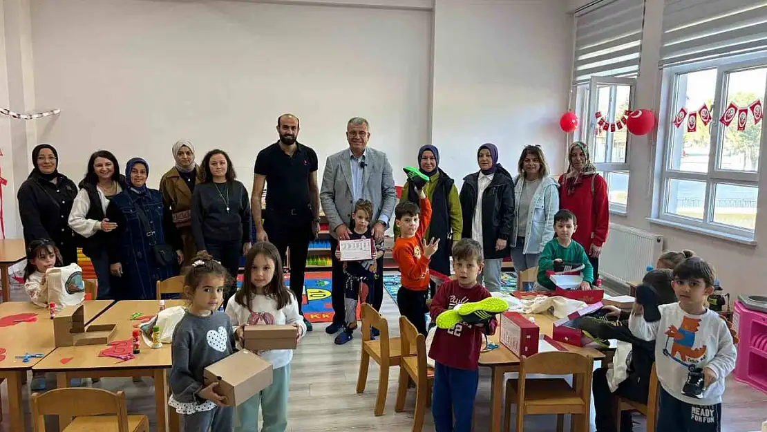 Başkan Elbi sözünü tuttu, Karabiga'daki tüm çocuklara ayakkabı hediye edildi