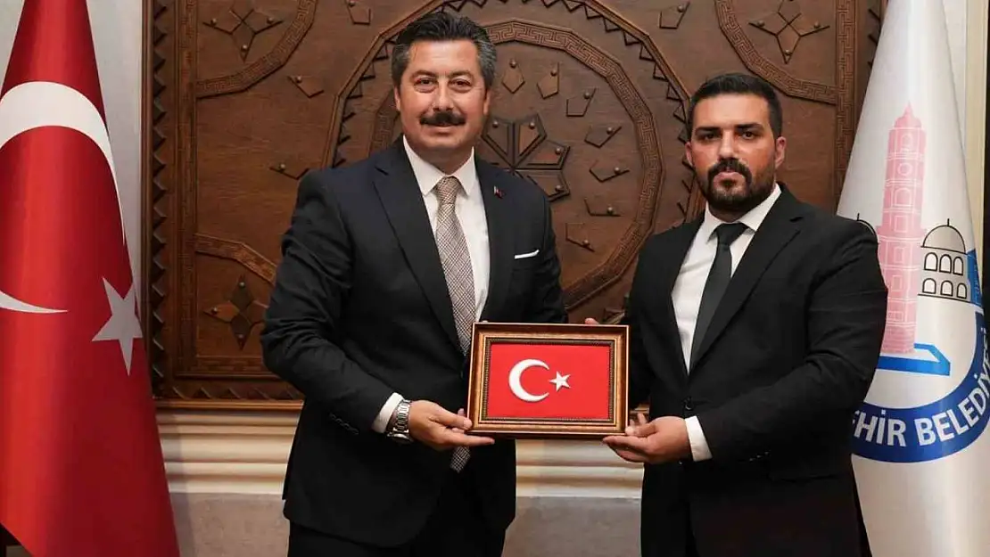 Başkan Ercan Özel ülkücü gençlikle omuz omuza