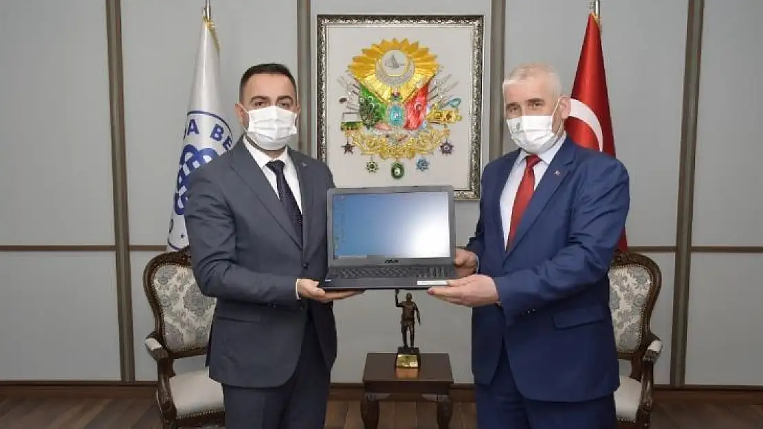 Başkan Erdoğan'dan muhtarlara dizüstü bilgisayar