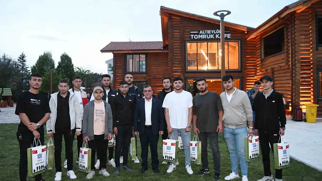 Başkan Hakan Şehirli askere giden gençlerle buluştu