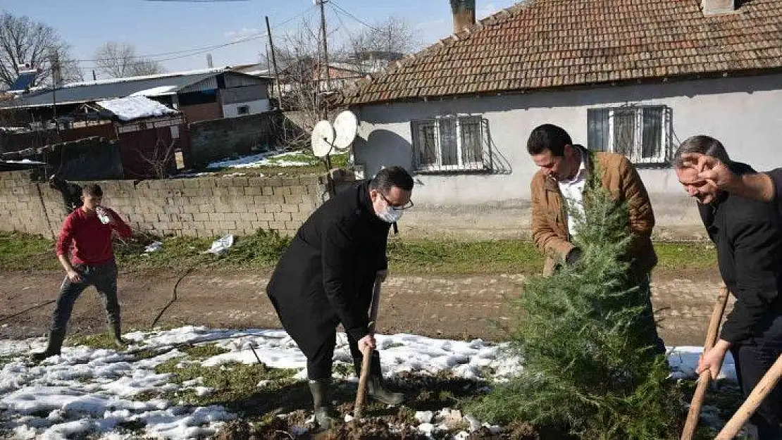 Başkan Kanar,  liseli gençlerle birlikte fidan dikti