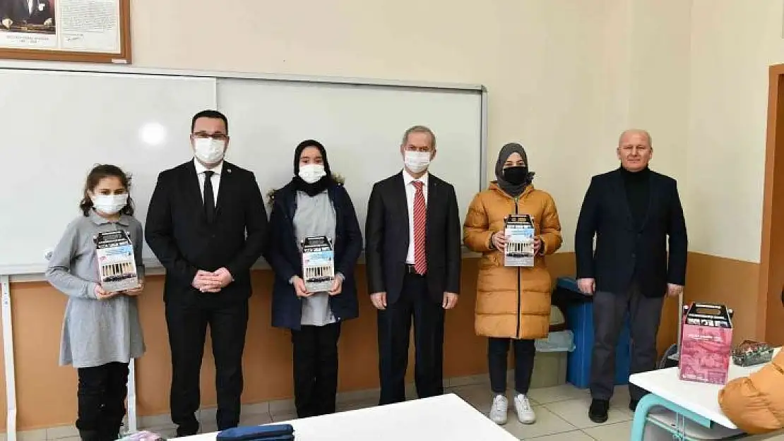 Başkan Kanar'dan ders başı yapan öğrencilere sürpriz