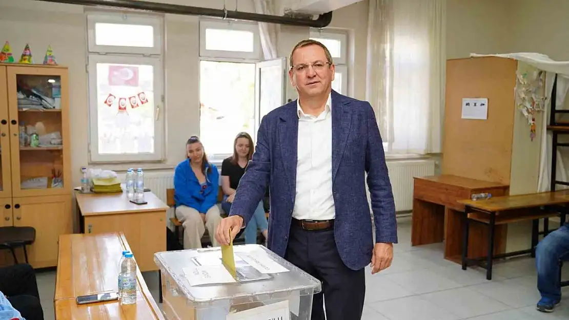 Başkan Mesut Ergin eşi Canan Ergin'le birlikte oyunu kullandı