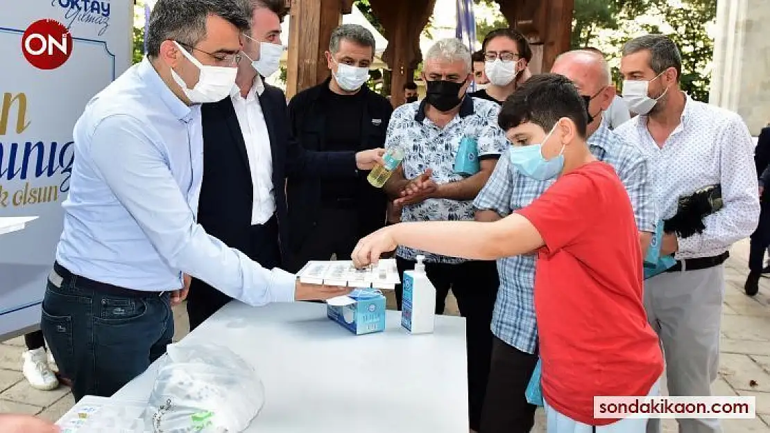 Başkan Oktay Yılmaz bayramı Yıldırım Beyazıt Camii'nde karşıladı.