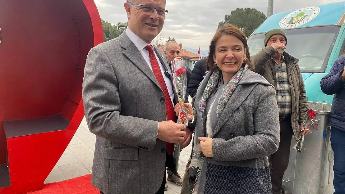 Başkan Öküzcüoğlu'ndan ilk karanfil eşine