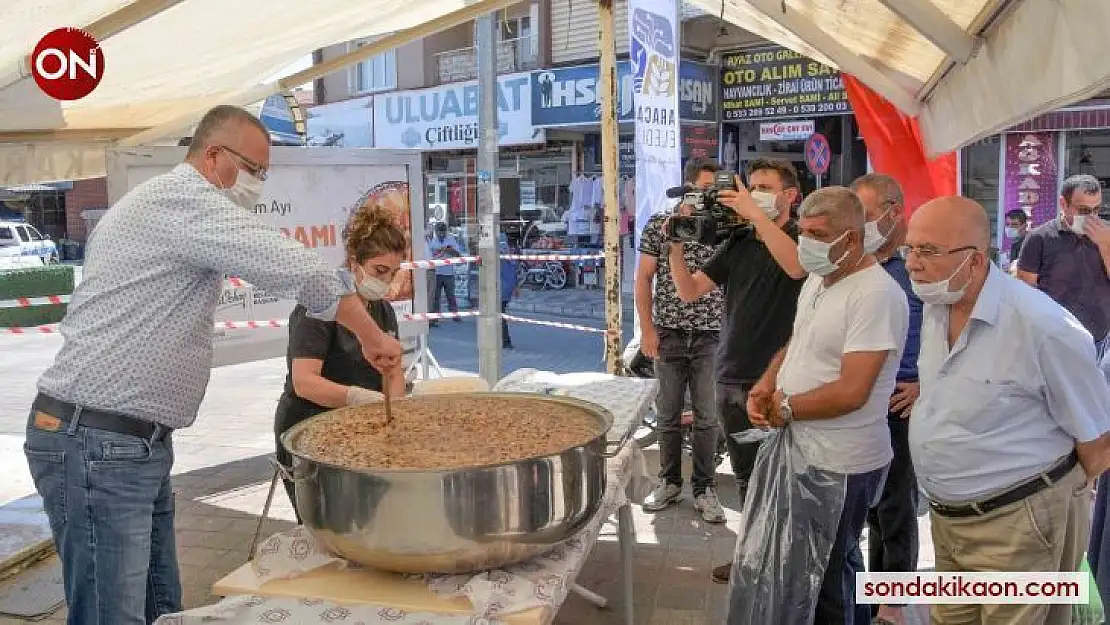 Başkan Özkan, Karacabeylilere aşure dağıttı