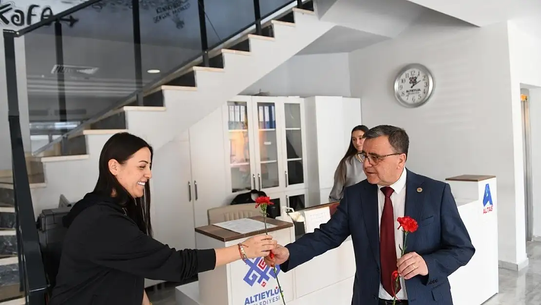 Başkan Şehirli, Kadın personelin 8 Mart Dünya Kadınlar Günü'nü kutladı