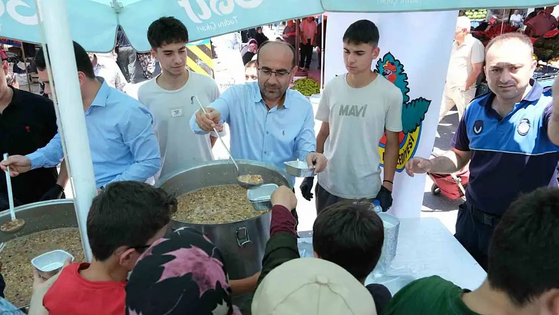 Başkan Tayır, vatandaşlara aşure dağıttı