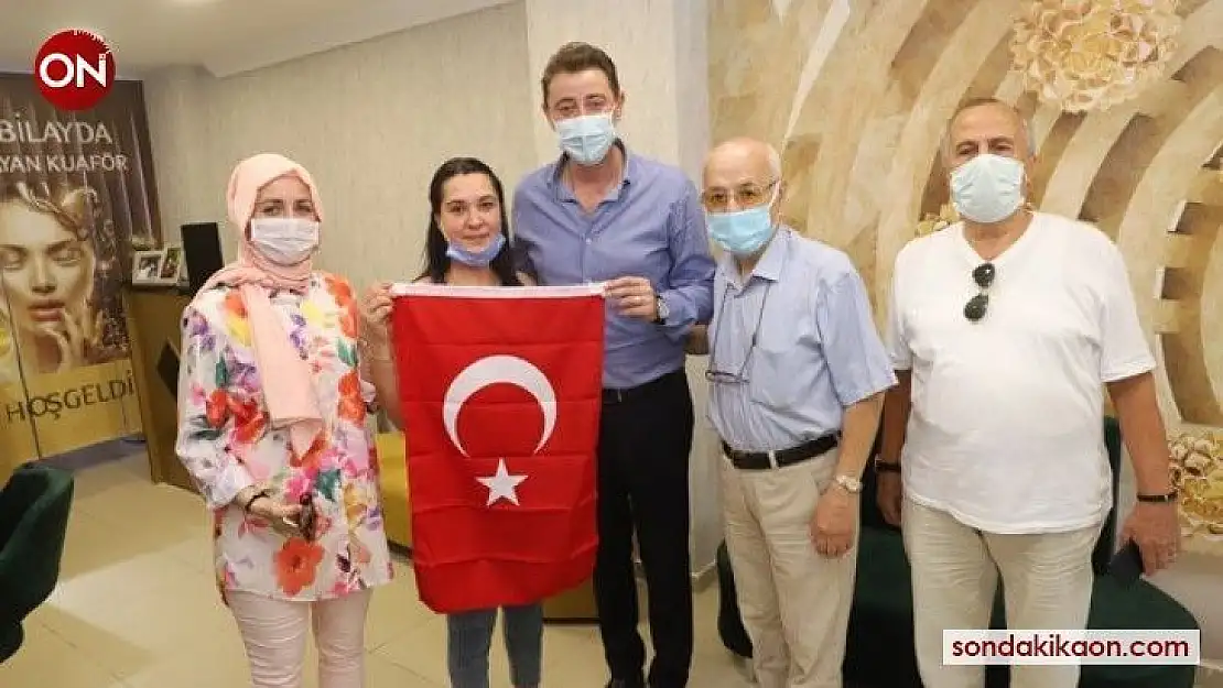 Başkan Tosun esnafı ziyaret edip bayrak hediye etti