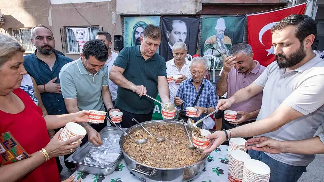 Başkan Tugay, Örnekköy'de aşure dağıttı