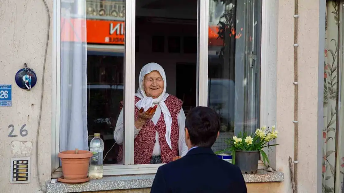 Başkan Ünlü: 'Büyüklerimize yaşamın ağırlığını hissettirmeyelim'