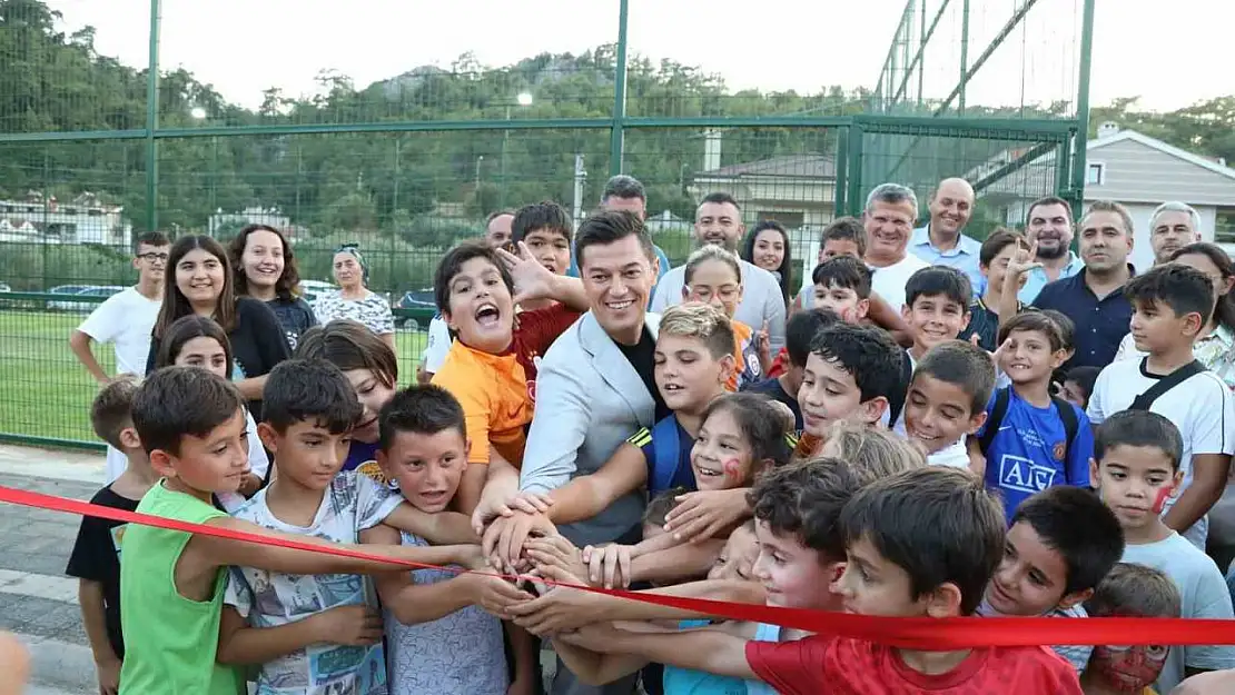 Başkan Ünlü, Beldibi'ne yapılan parkı çocuklarla beraber açtı