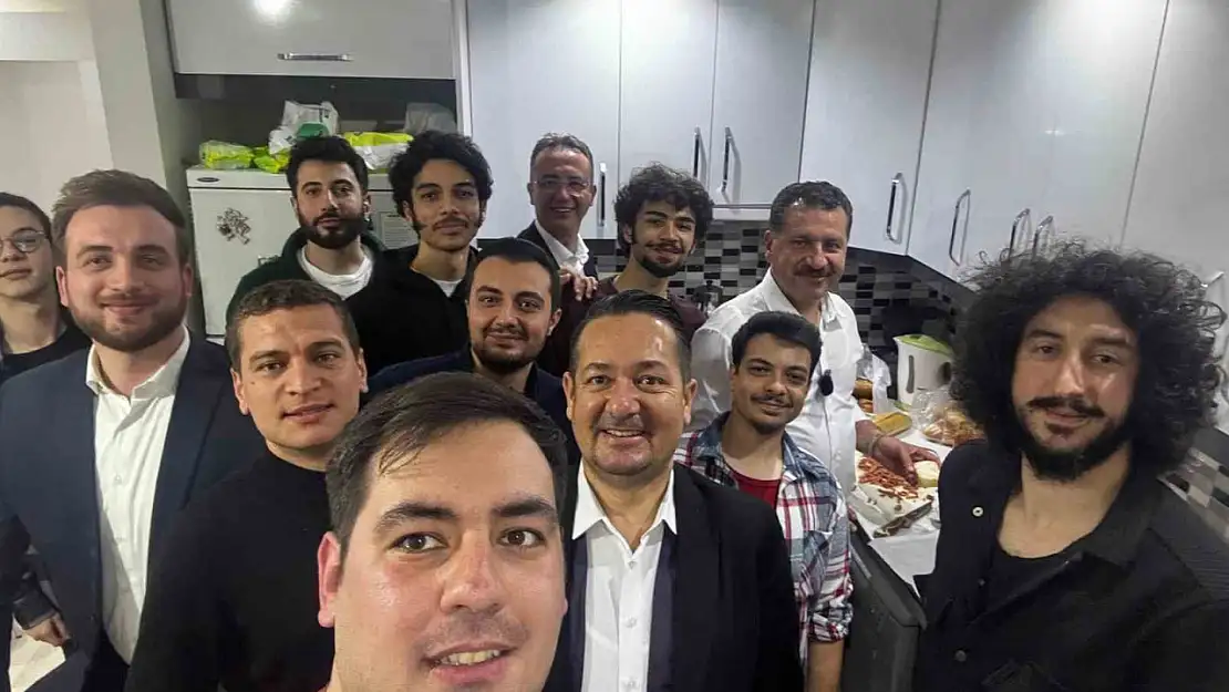 Başkan Yılmaz, öğrenci evinde sahur yaptı