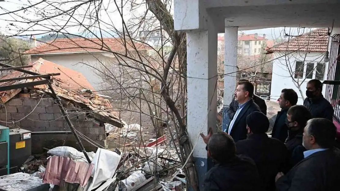 Başkan Yılmaz patlamada harap olan evi yapma sözü verdi