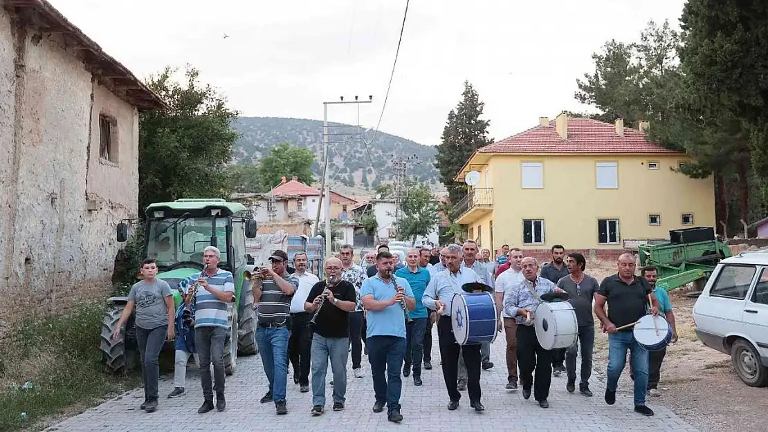 Başkan Zolan, Çivril'de davul ve zurnalarla karşılandı