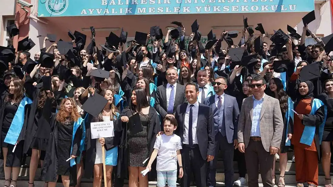 BAÜ Ayvalık MYO'da mezuniyet coşkusu