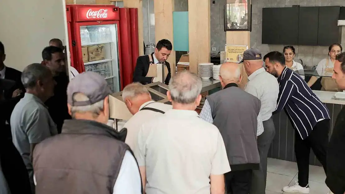 Bayraklı Belediyesi kent lokantalarında 'Askıda Yemek' uygulaması başladı