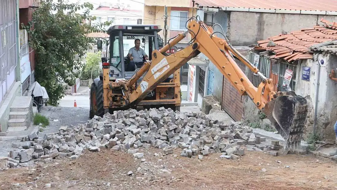 Bayraklı'da yol yenileme seferberliği sürüyor